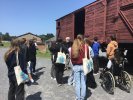 Les élèves découvrent un wagon de déportation.