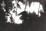 Carcasse en flammes d'un bombardier allié B 26 Marauder abattu le 8 août (...)