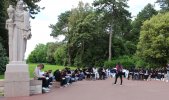 A l'écart de la foule, quelques minutes avant la cérémonie.